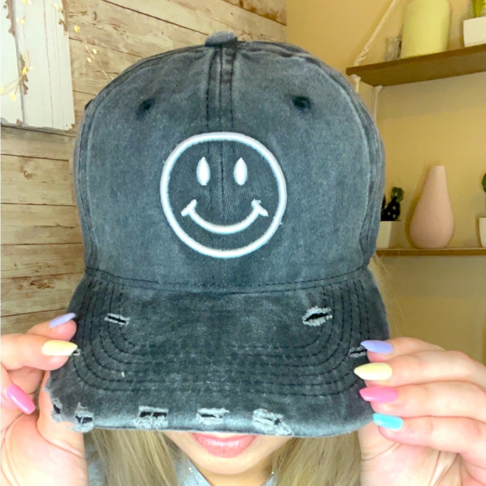 Smiley hat “distressed”